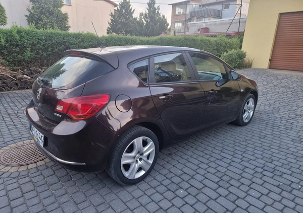 Opel Astra cena 28600 przebieg: 162600, rok produkcji 2013 z Paczków małe 79